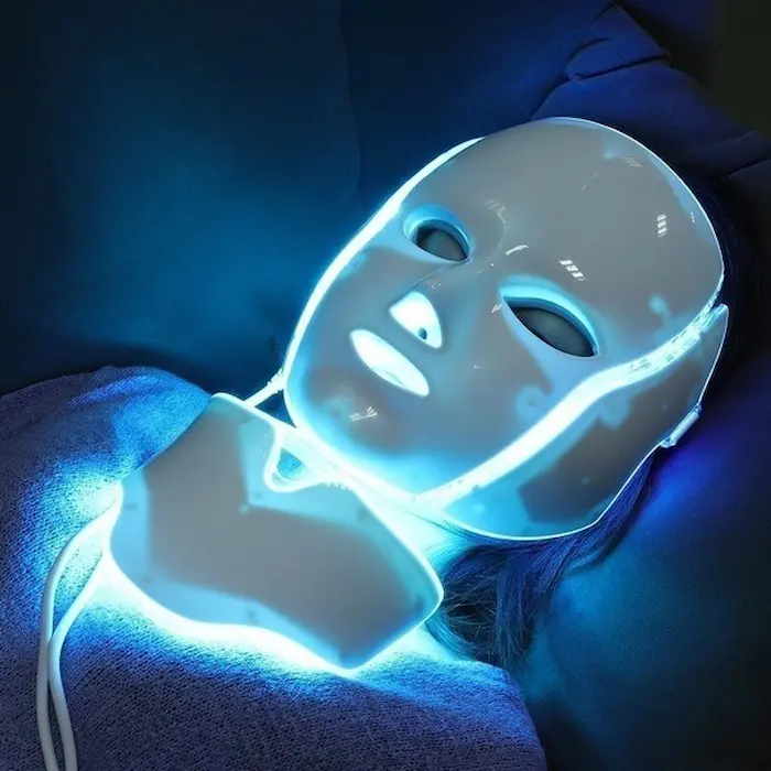 ماسک LED برای جوانسازی پوست خانم 477485