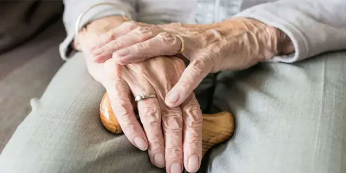 چروک دست ها یکی از علائم پیری دست و پا برای جوانسازی دست و پا 5464541